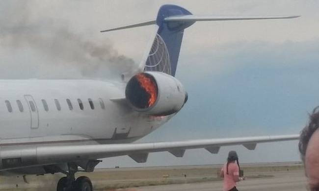 Πανικός στον αέρα: Αεροσκάφος προσγειώθηκε με φωτιά στον κινητήρα (εικόνες, βίντεο)